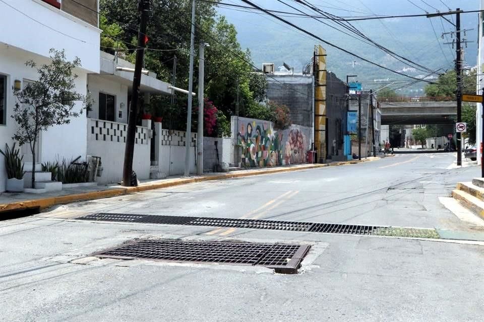 El drenaje pluvial de la calle Plutarco Elías Calles, en la Colonia Tampiquito, colapsó con las lluvias del miércoles.