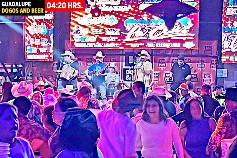 En Dogos And Beer la música suena a cuadras de distancia.
