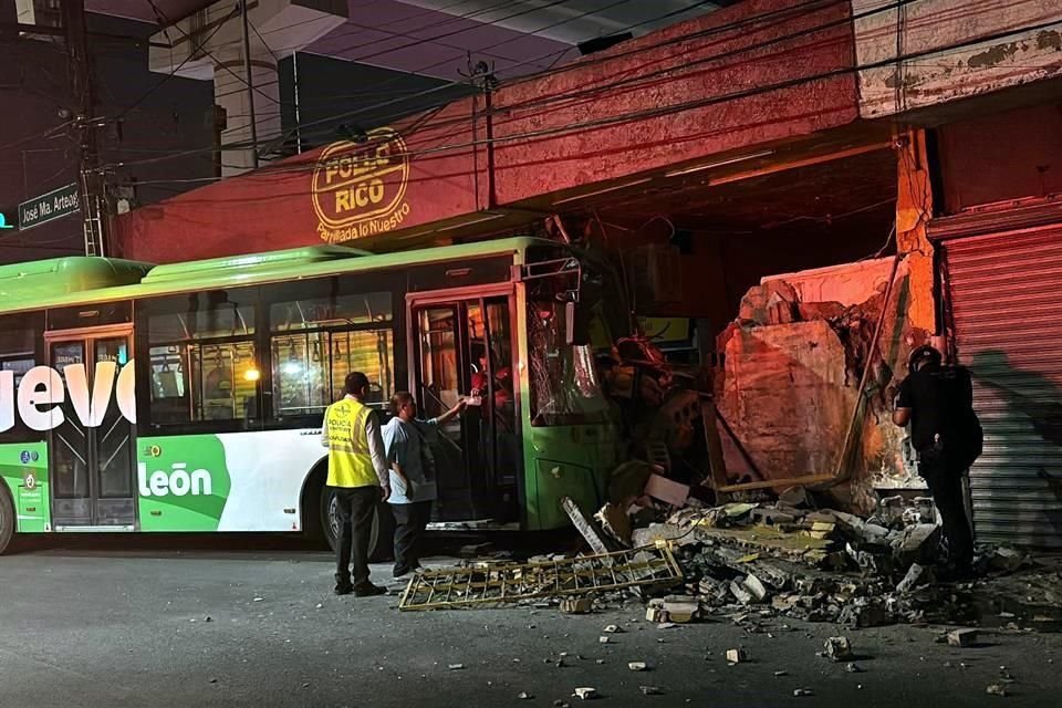 El primer percance se reportó alrededor de las 0:10 horas entre un camión de transporte urbano y un vehículo.