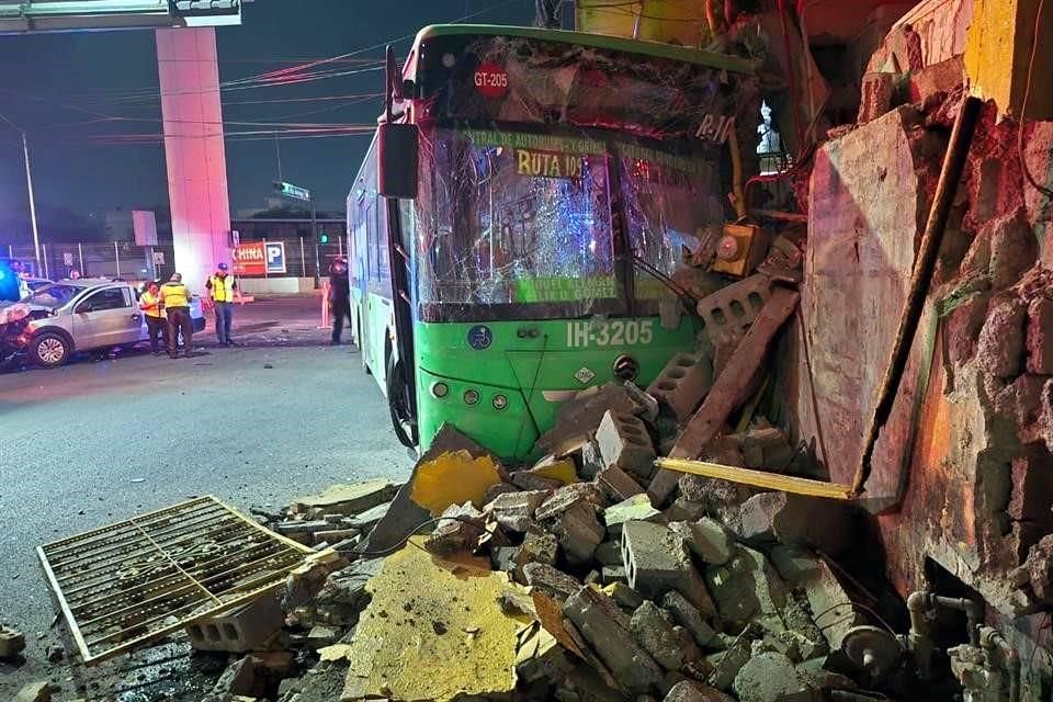 El primer percance se reportó alrededor de las 0:10 horas entre un camión de transporte urbano y un vehículo.