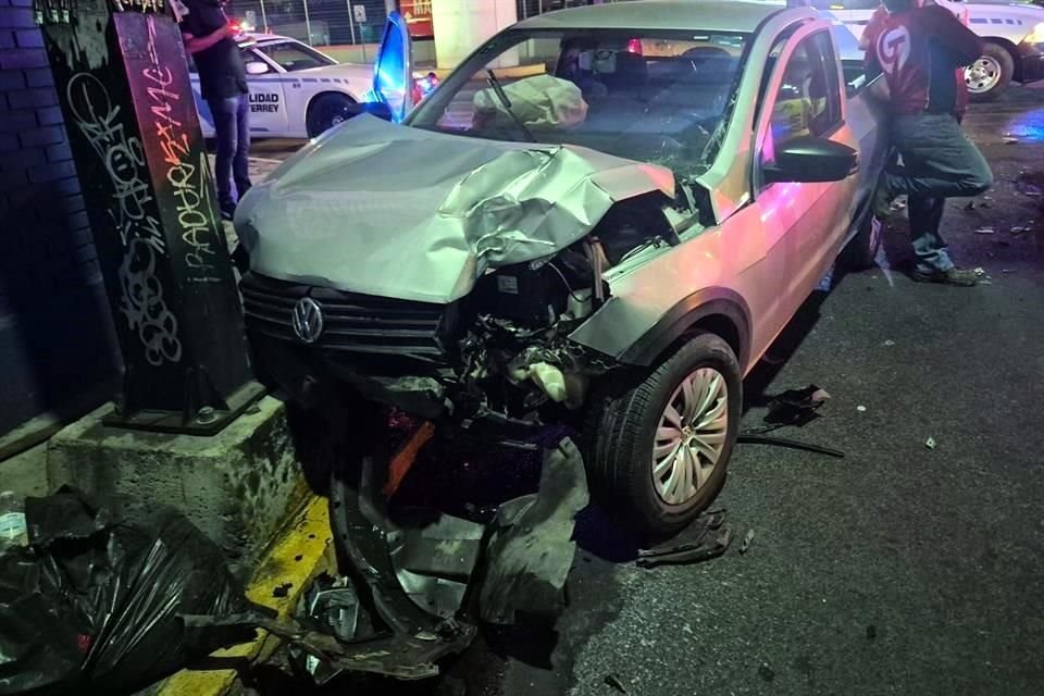 El primer percance se reportó alrededor de las 0:10 horas entre un camión de transporte urbano y un vehículo.