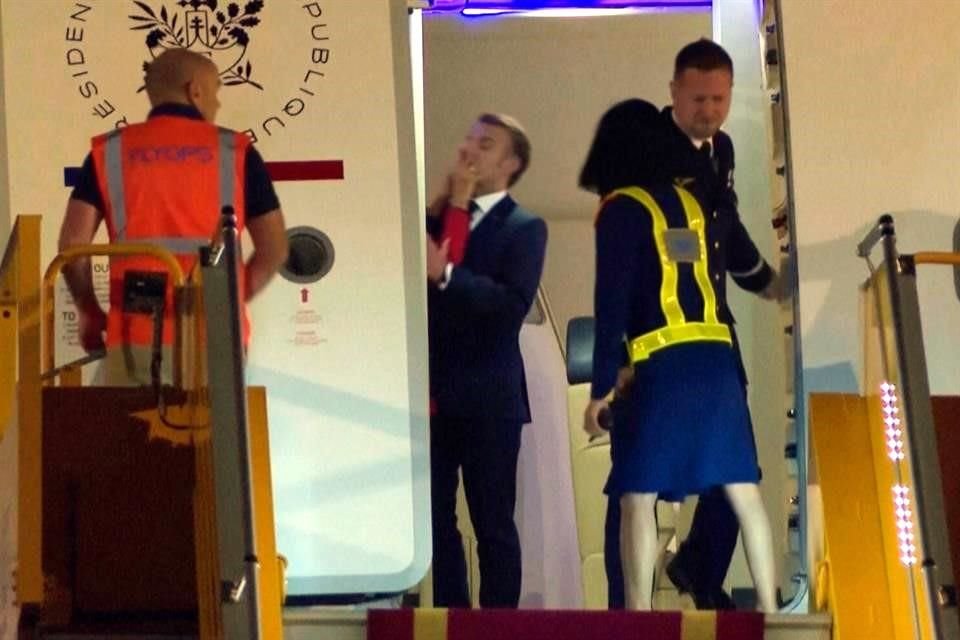 En un video, Brigitte Macron pareció empujar con la mano la cara de su marido antes de descender del avión presidencial.