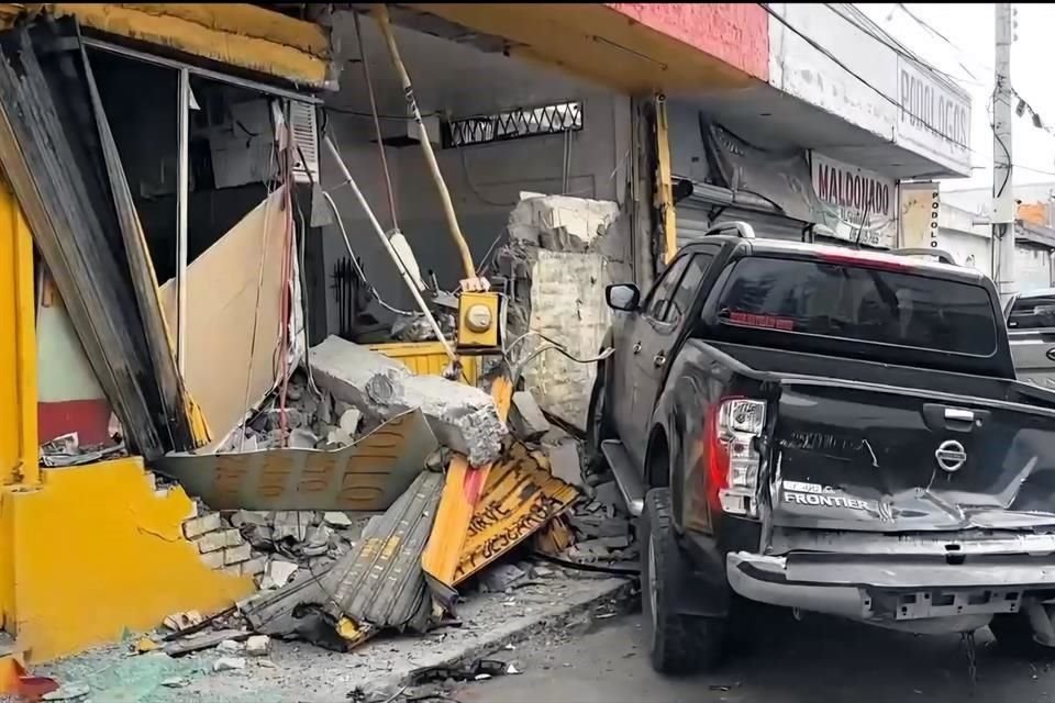 El segundo accidente se reportó a las 6:20 horas donde participaron tres camionetas.