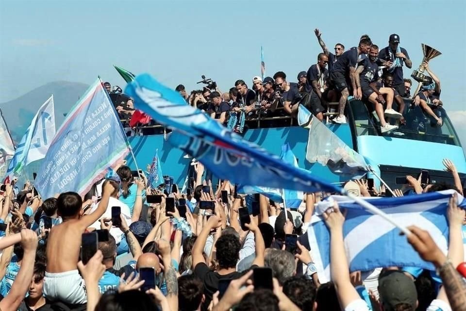 El Napoli hizo su desfile de campeón junto a una gran masa de aficionados que fueron a celebrar con ellos.