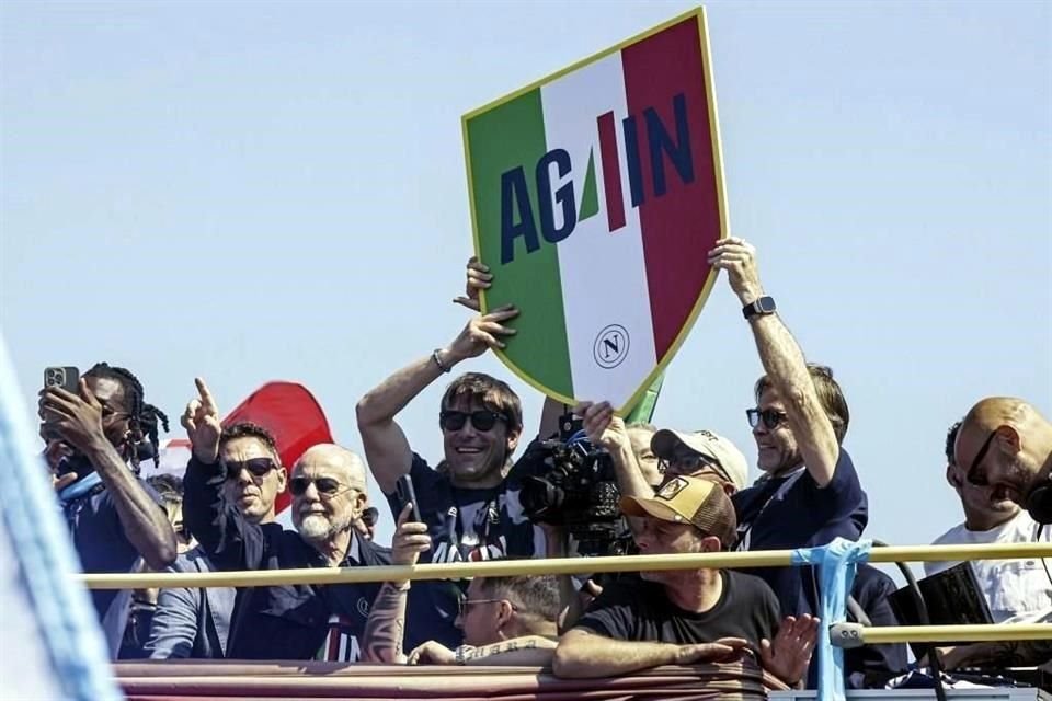 Napoli consiguió su segundo Scudetto en las últimas tres temporadas y Antonio Conte aprovechó para hacer a un lado las especulaciones sobre su salida del equipo.