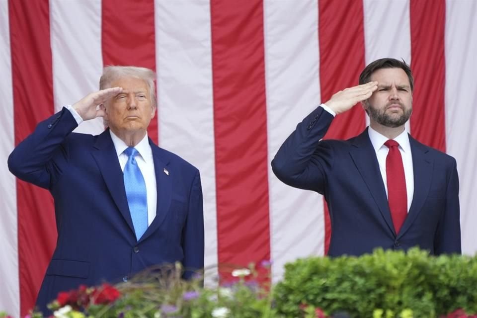 El Presidente Donald Trump y el Vicepresidente JD Vance durante un acto por el Día de los Caídos en el Cementerio Nacional de Arlington.