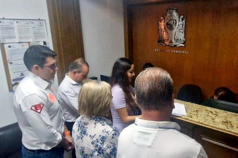 Junto al dirigente estatal de MC, Baltazar Martínez, la regidora Anabel Molina entregó por escrito la petición en la oficina del Alcalde priista Adrián de la Garza.