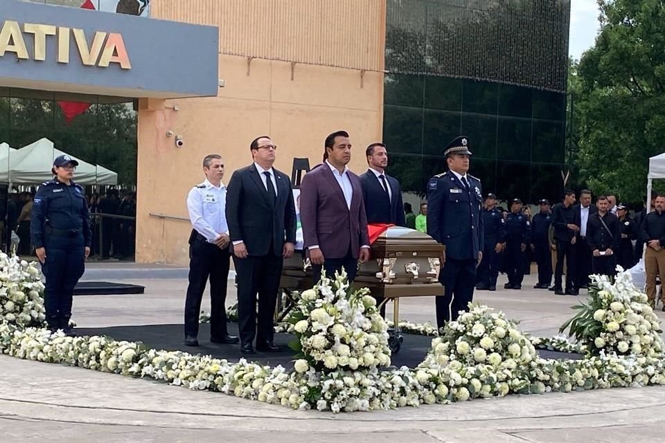 El féretro de la oficial Sandra Guadalupe Contreras fue llevado hasta la explanada de la Torre Administrativa, donde se rindió una guardia de honor.