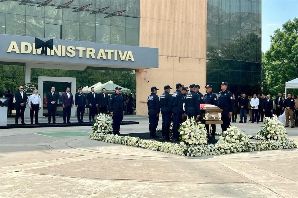 Compañeros, familiares y amigos estuvieron presentes en la guardia de honor para la Tránsito Sandra Guadalupe.