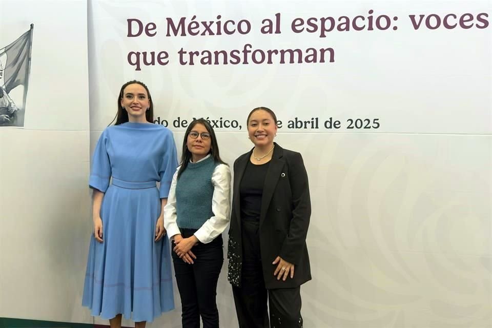Altagracia Gómez, coordinadora del Consejo Asesor de Desarrollo Económico; Brenda Escobar, directora Satelital de la ATDT, y Katya Echazarreta, ingeniera y primera mujer mexicana en viajar al espacio, durante la pasada Feria Aeroespacial México. 