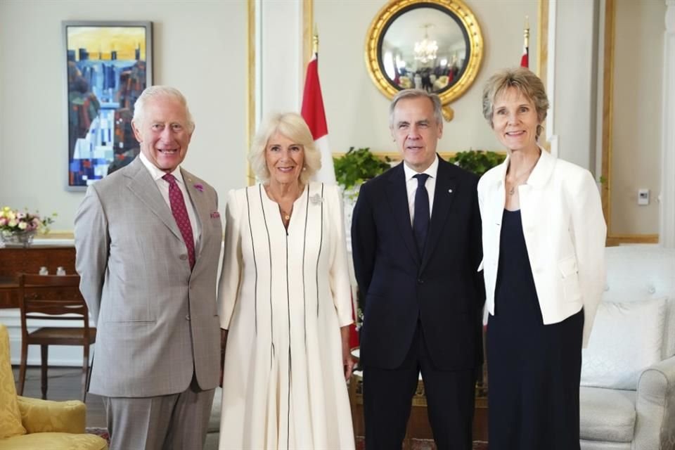 Rey Carlos III, Camila Parker, el primer ministro de Canadá, Mark Carney, y su esposa, Diana Fox Carney.