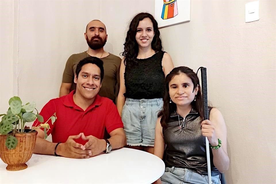 Integrantes de la organización (Dis) CapaciTodos invitan a asistir al encuentro 'Inclu-zone', en Metapatio.