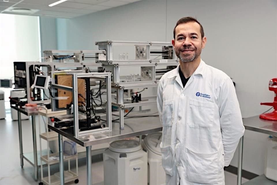 La opción de carne se crea con ingredientes vegetales por los investigadores Mario Moisés Álvarez (foto) y Gissela Trujillo de Santiago.
