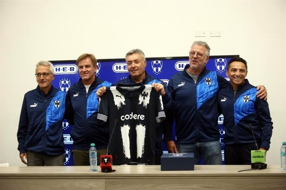 Emilio Ricart (De izq. a der.), Jordi Gris, Domenec Torrent, Jordi Guerrero y Vicente Espadas conforman el nuevo cuepor técnico.