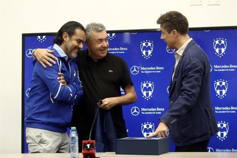 Pese a lo tajante en sus palabras, Torrent lució de buen humor con Héctor Lara (izq.) y José Antonio Noriega (der.).