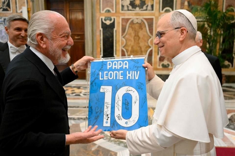 El presidente del Napoli, Aurelio de Laurentiis, le regaló una camiseta azul del club firmada por los jugadores, con el número 10.