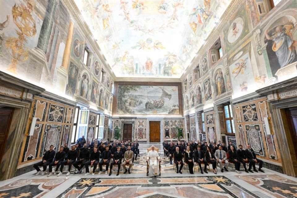 El equipo, capitaneado por el internacional italiano Giovanni di Lorenzo, llegó a la audiencia papal un día después de un desfile triunfal en Nápoles.