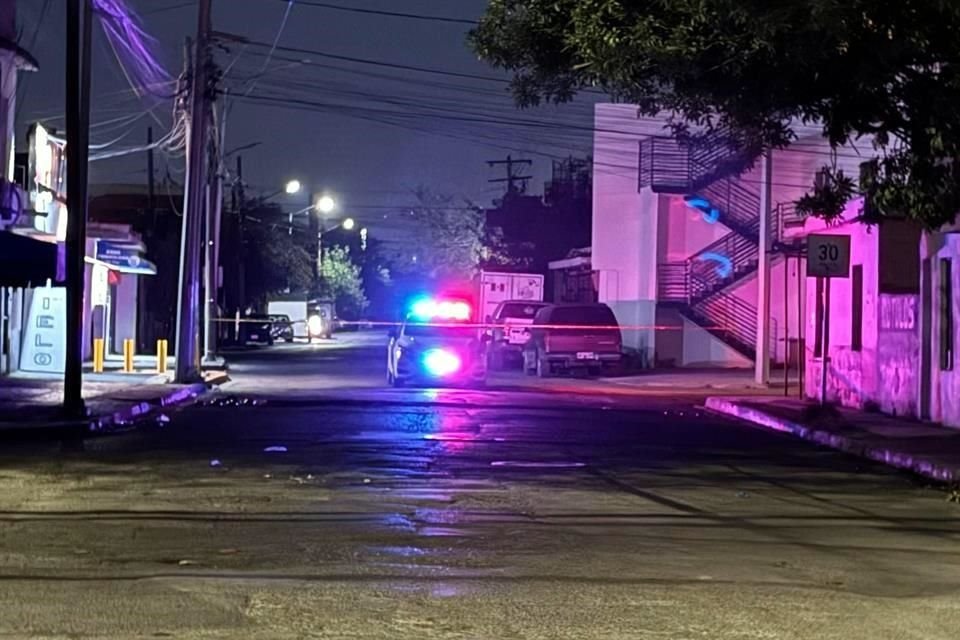 Elementos de la Policía Municipal llegaron hasta el cruce de las calles Gustavo Díaz Ordaz y Adolfo Ruiz Cortinez, muy cerca de los límites con Apodaca.