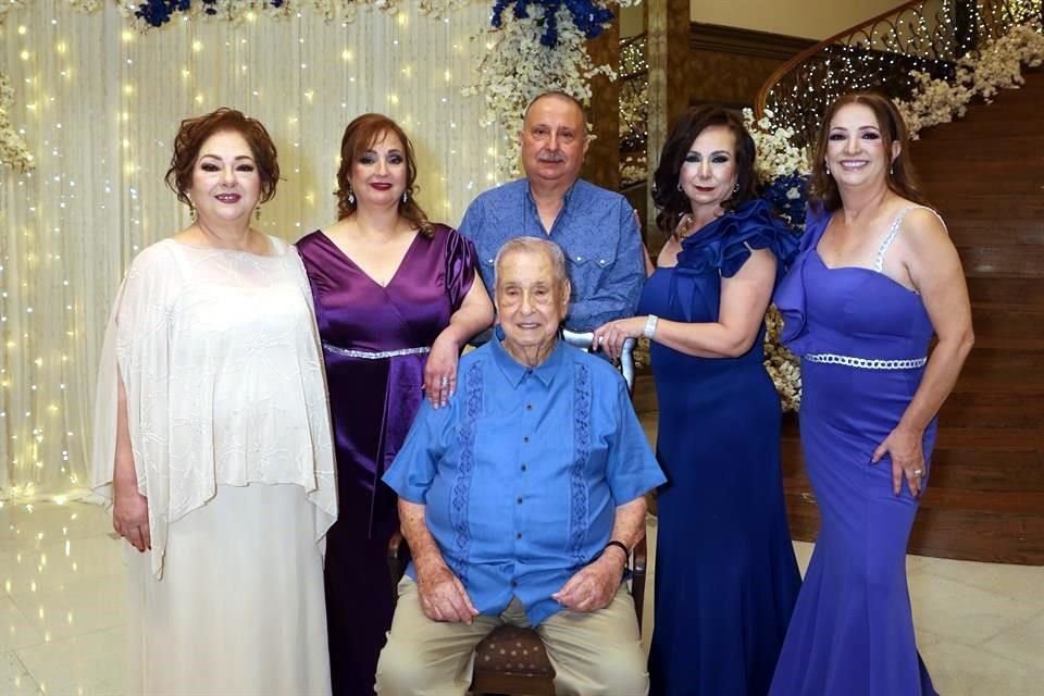 Sandra Riojas, Maricela Riojas, Ángel Riojas, Mirthala Riojas y Leticia Riojas con Arturo Riojas