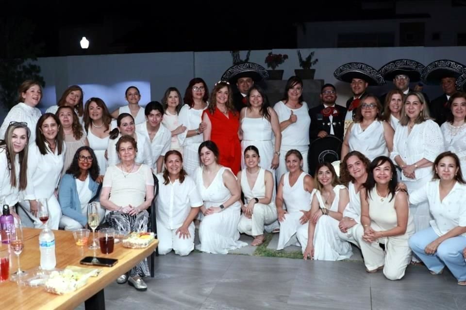 Sandra Ortiz Villarreal con un grupo de amigas