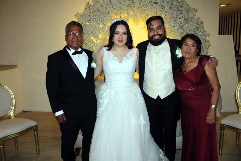 Papás del novio
Guillermo Córdova, Gabriela Romeroll, Guillermo Cordóva y Juany Vara