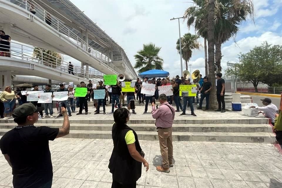 Durante el día, amigos, músicos del género y familiares, realizaron varias protestas en lugares emblemáticos de la Ciudad para demandar celeridad en las investigaciones ministeriales.