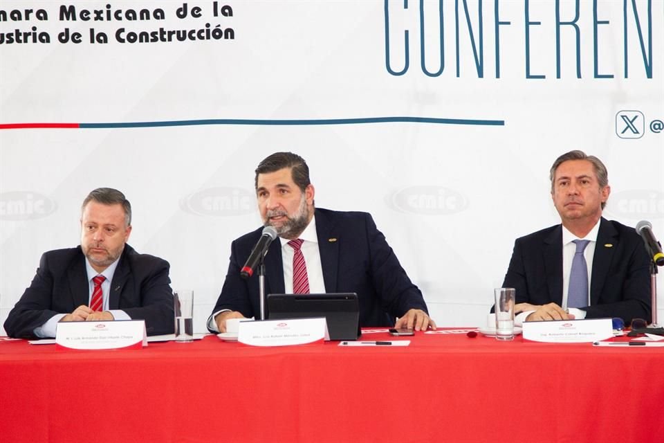 Luis Méndez Jaled (centro), presidente de la CMIC.