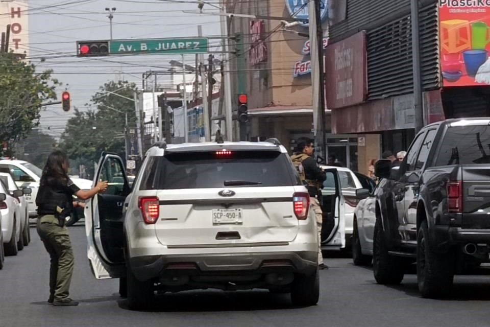  El martes se realizó un despliegue policiaco en la calle Arteaga para catear la empresa financiera de vehículos Tigre Motors Solutions. 