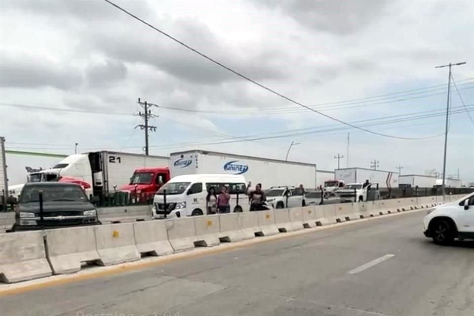 La manifestación, que duró más de una hora, generó molestia entre los choferes de tractocamiones.
