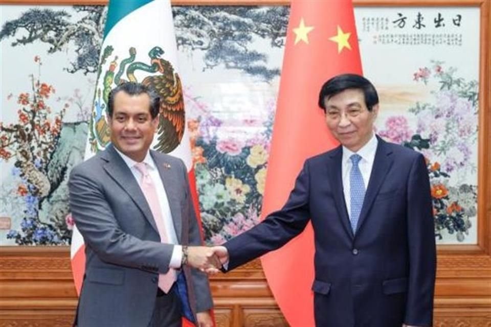 Sergio Gutiérrez Luna, Presidente de la Cámara de Diputados, con Wang Huning, Presidente del Comité Nacional de la Conferencia Consultiva Política del Pueblo Chino (CCPPCh).