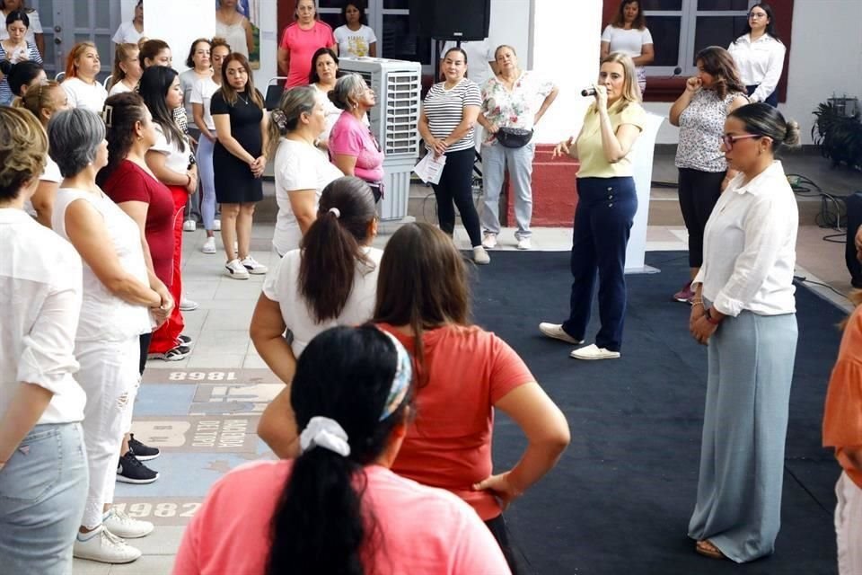 El taller fue guiado por las conferencistas Mónica Contreras y Flor Patricia Mora.