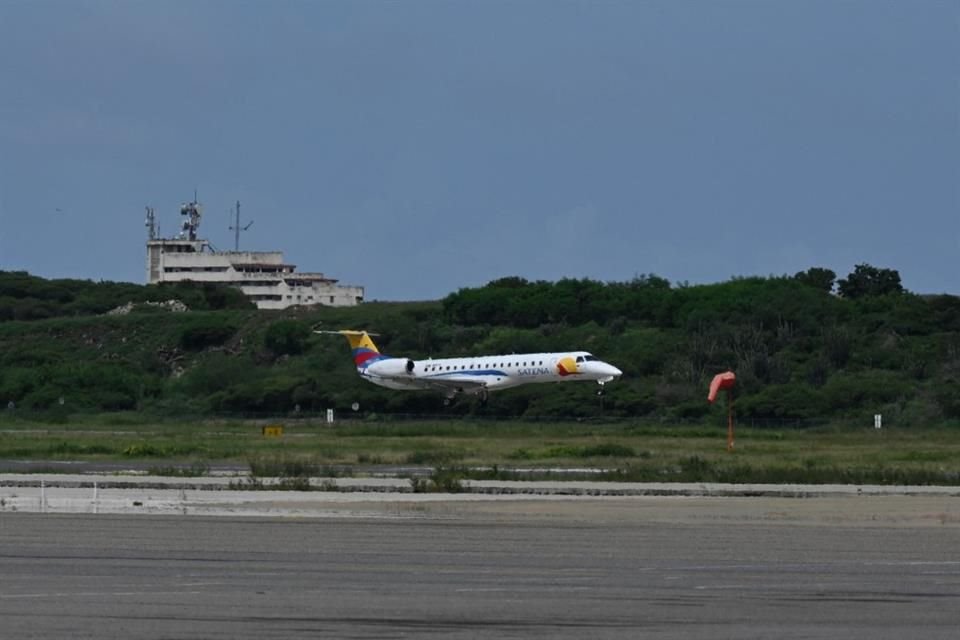 Un avión comercial aterriza en el Aeropuerto Internacional Simón Bolivar el 9 de noviembre del 2022.