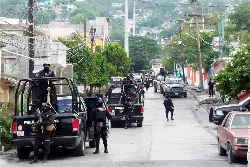 Decenas de uniformados de Fuerza Civil recorrieron las calles del sector, principalmente la parte alta de la colonia.