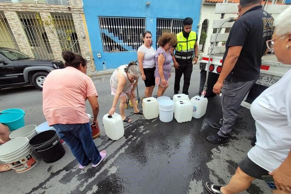 Cuadrillas del Municipio de Santa Catarina realizaron un operativo para repartir agua en pipas.