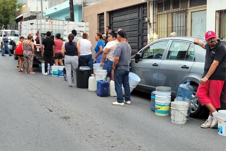 Al no tener un aviso del corte, los vecinos no pudieron reunir agua, y ayer hicieron largas filas para conseguir el líquido.