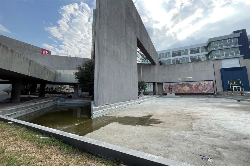 La Fuente de la Fundación de Monterrey luce seca y descuidada.