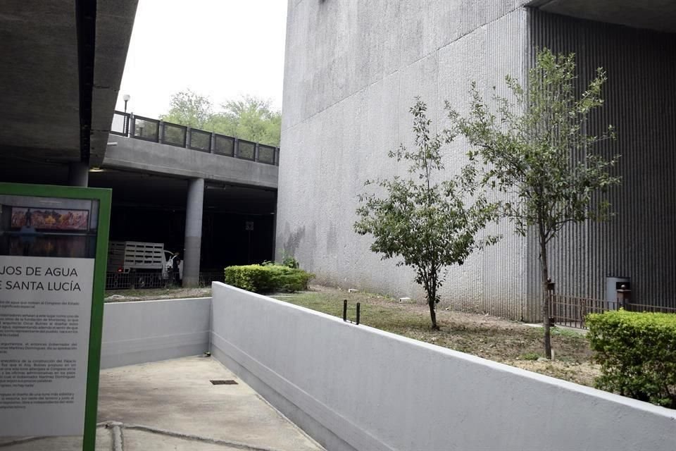 Jardineras en malas condiciones, paredes con grietas y desprendimiento de concreto exhiben la falta de mantenimiento del Congreso local.