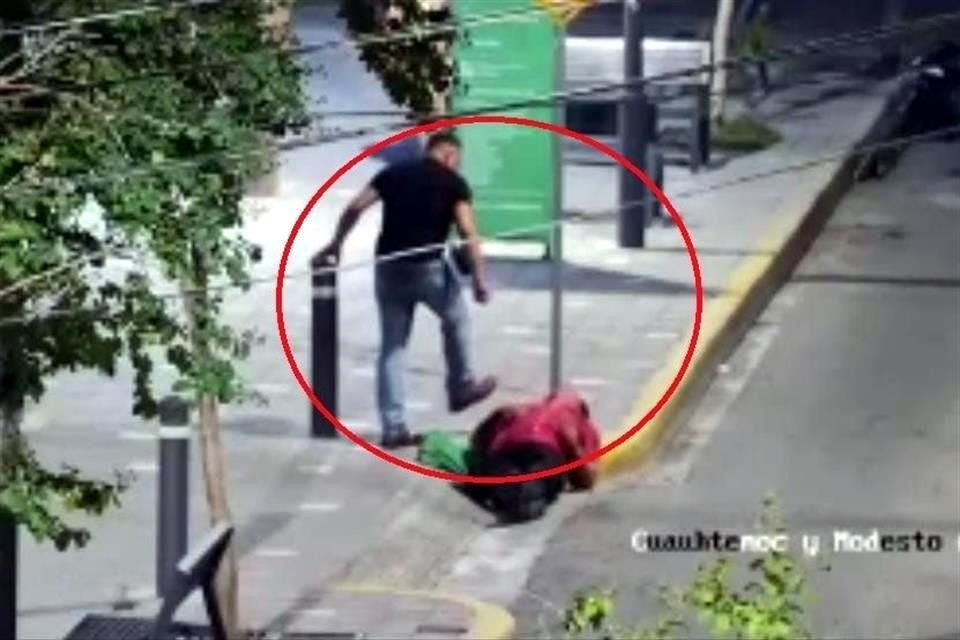 Las cámaras captaron cómo el hombre agrede al otro en la parada de camiones.