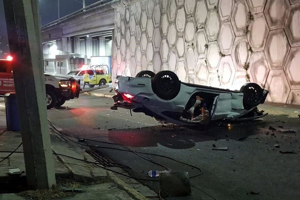 El automóvil Mustang GT derribó un tramo de casi 30 metros de barandal, y tras el impacto, se desprendió un neumático que alcanzó a golpear un anuncio bandera en el lugar.