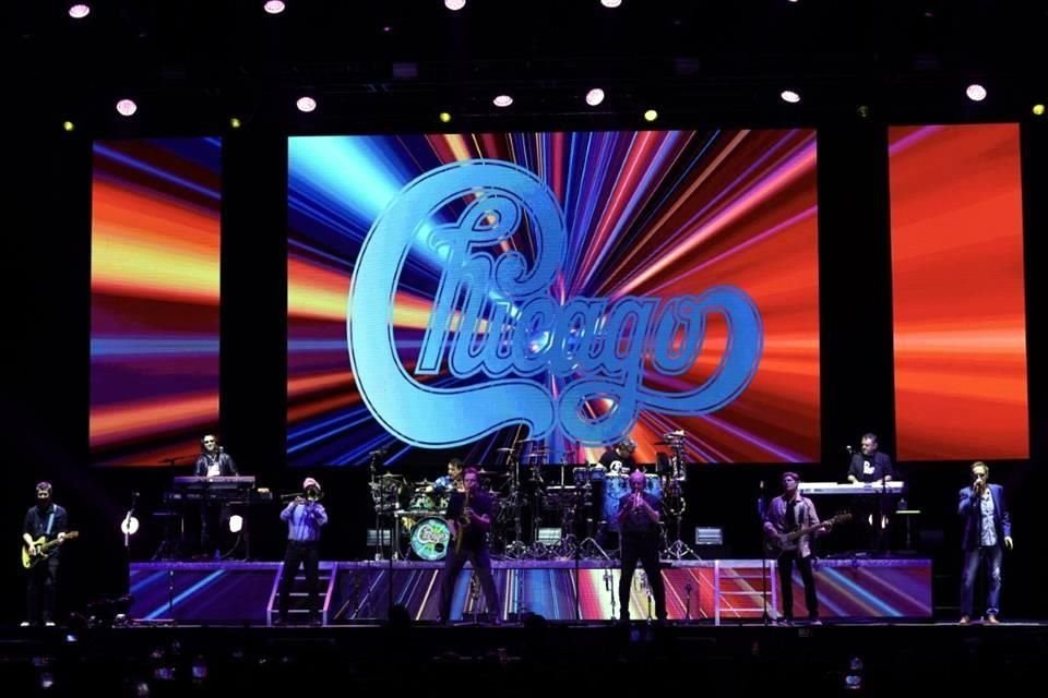 El espectáculo, que inició a las 21:25 horas, estuvo plagado de los éxitos de la banda.