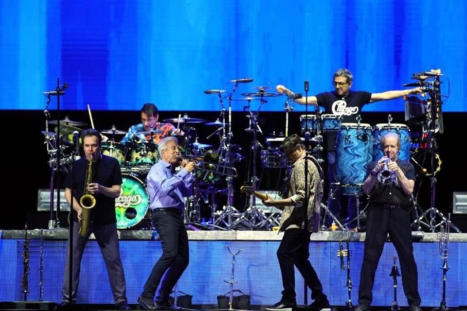 La legendaria agrupación deleitó a los asistentes con su música.