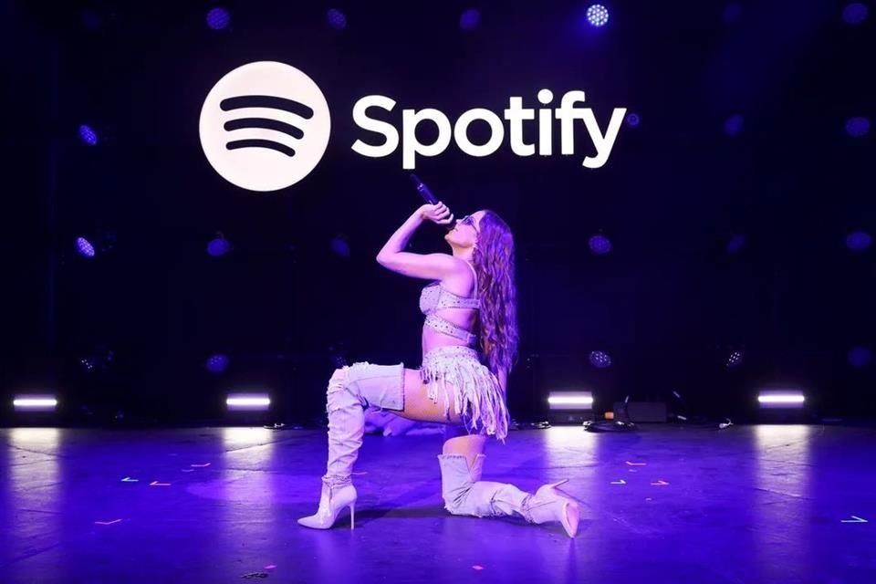 Previamente, Spotify había sido acusado de encargar a un pequeño grupo de productores la creación de miles de canciones bajo perfiles falsos de IA.