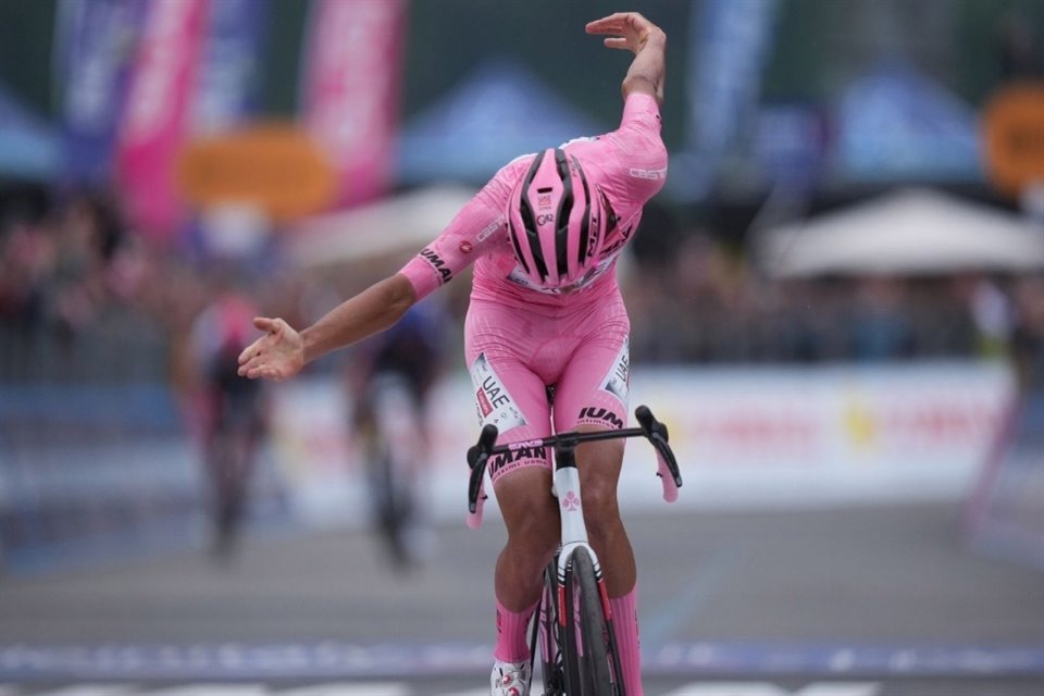 El ciclista mexicano Isaac del Toro ganó la etapa 17 del Giro de Italia, defendió la 'Maglia Rosa' y se mantiene como líder de la clasificación general.