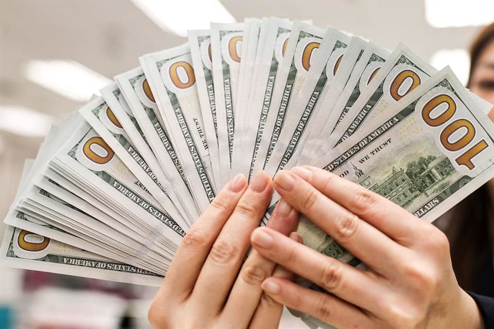 El dólar cerró el lunes en su menor nivel desde fines de agosto del año pasado.