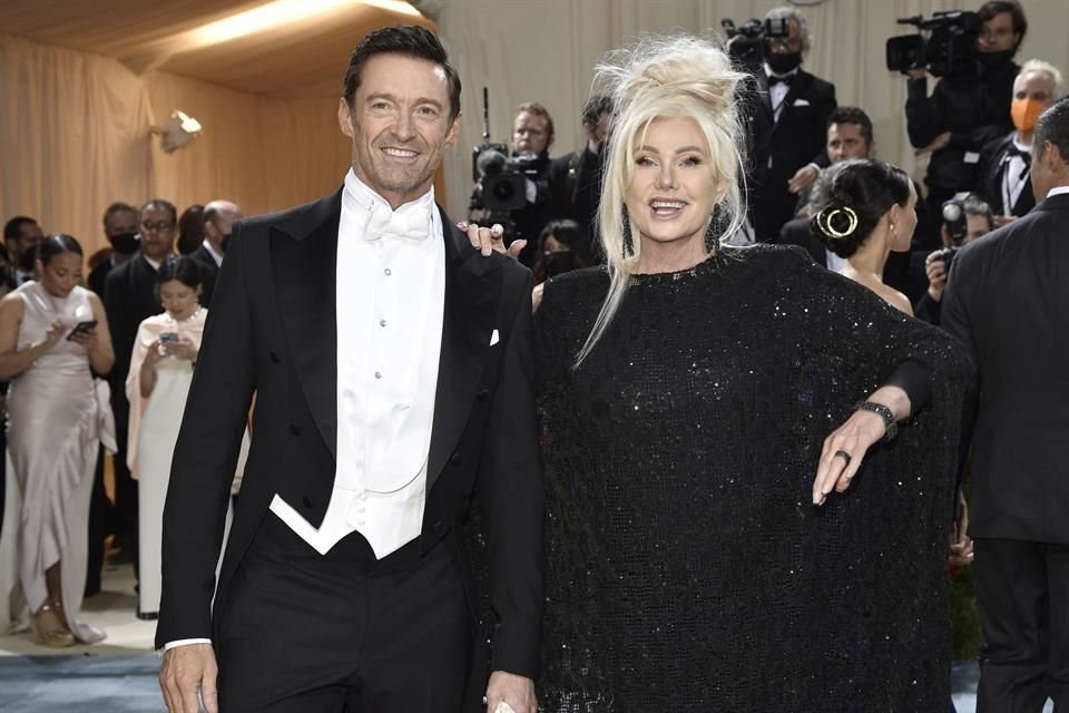 Deborra-Lee Furness atribuyó su divorcio de Hugh Jackman a una 'traición traumática' y habló del dolor y la sanación tras su ruptura.