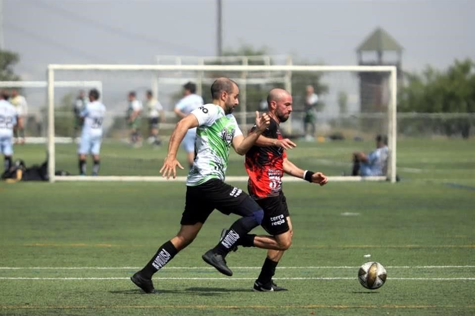 Ramiro González, del American School FC y Adrián Martínez, del AIM Negro