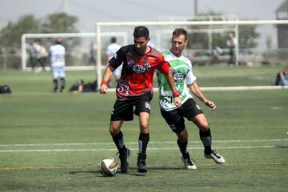 Rodrigo Garza, del American School FC y Rodrigo de León, del AIM Negro