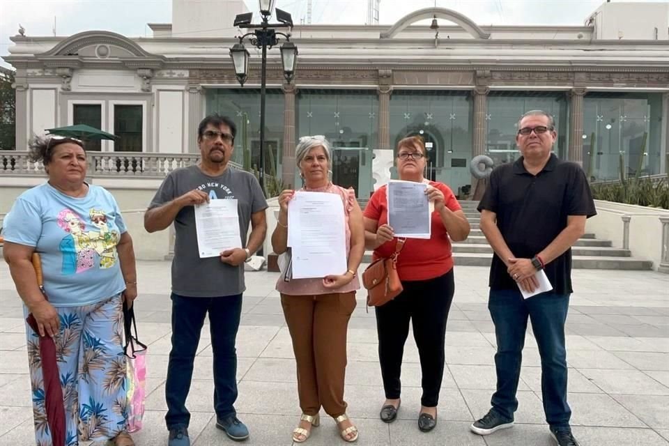 Los vecinos del Fraccionamiento Marte se manifestaron pacíficamente frente al Palacio Municipal.