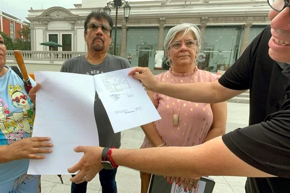 Los vecinos del Fraccionamiento Marte se manifestaron pacíficamente frente al Palacio Municipal.