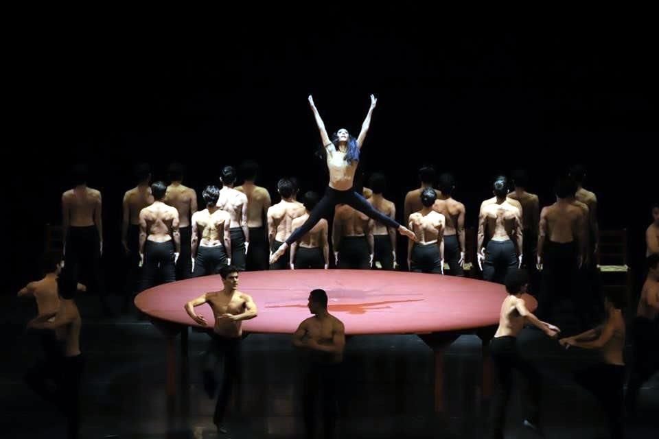 Carrillo danzó durante 17 minutos al ritmo frenético que exige la coreografía de Béjart, rodeada de 40 bailarines.
